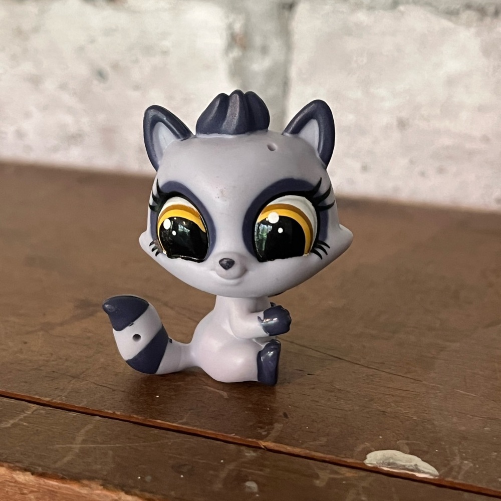 Littlest Pet Shop LPS #3750‎ Lilac Purple RACCOON "Mackie McMask" Gold Eyes